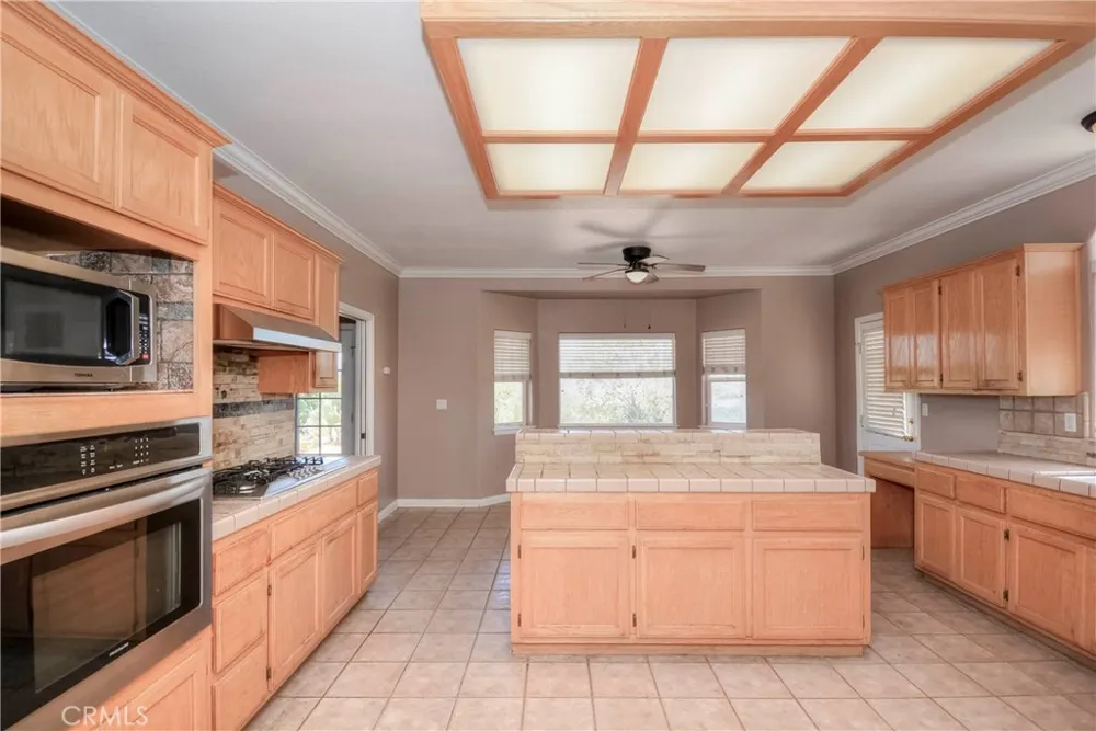 11020 Lantry Oak Hills, CA 92344
