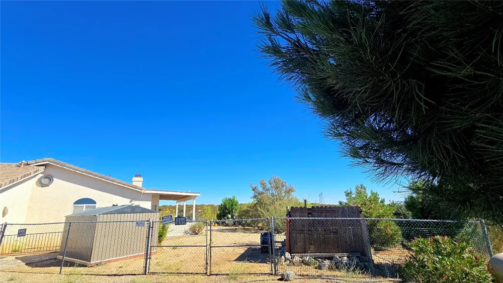 11020 Lantry Oak Hills, CA 92344