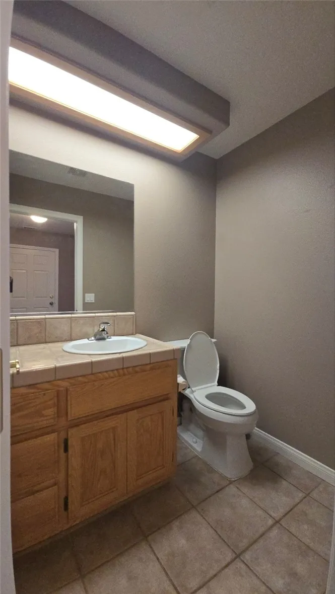 11020 Lantry Oak Hills, CA 92344