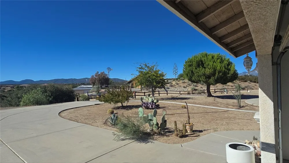 11020 Lantry Oak Hills, CA 92344