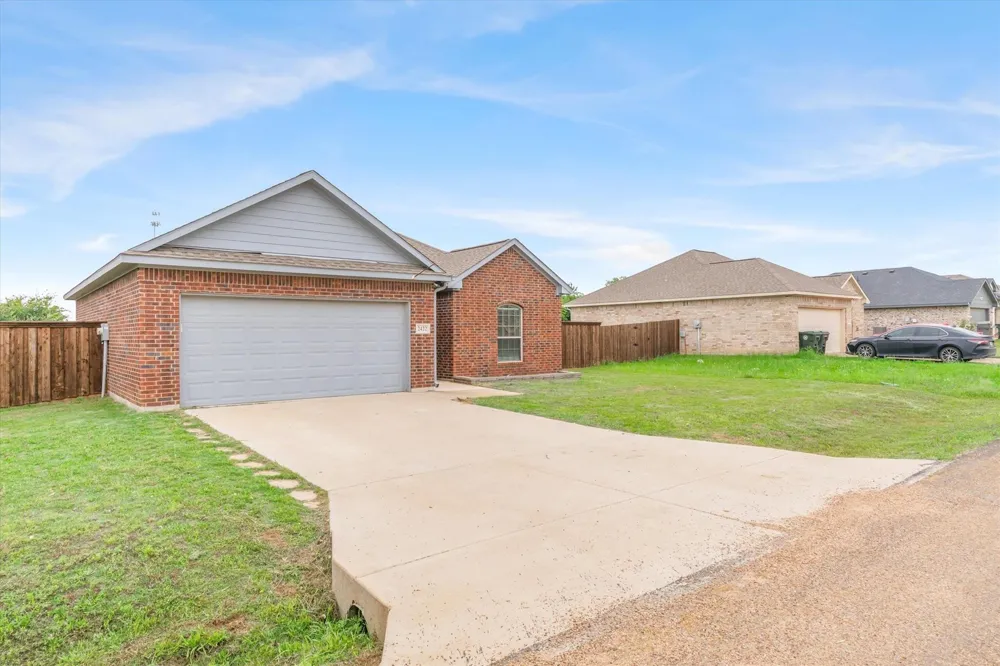 2422 Abigail Lane Mabank, TX 75147