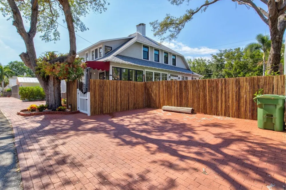 1523 1ST AVENUE W Bradenton, FL 34205