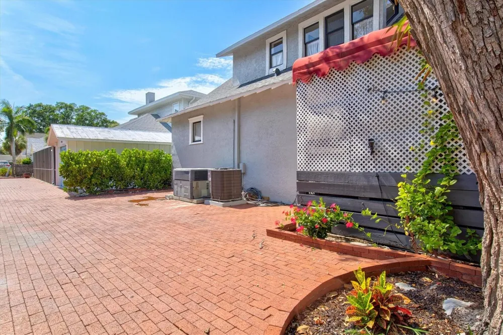 1523 1ST AVENUE W Bradenton, FL 34205