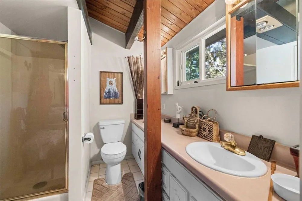 566 Santa Barbara Avenue Sugarloaf, CA 92386