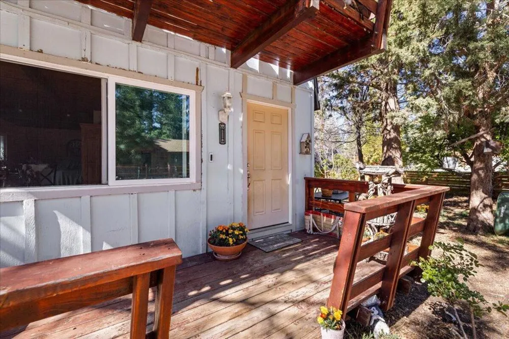 566 Santa Barbara Avenue Sugarloaf, CA 92386