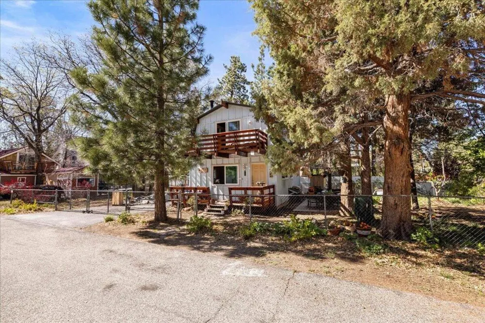 566 Santa Barbara Avenue Sugarloaf, CA 92386
