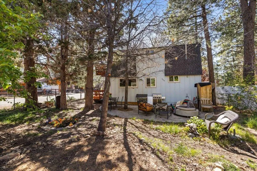 566 Santa Barbara Avenue Sugarloaf, CA 92386