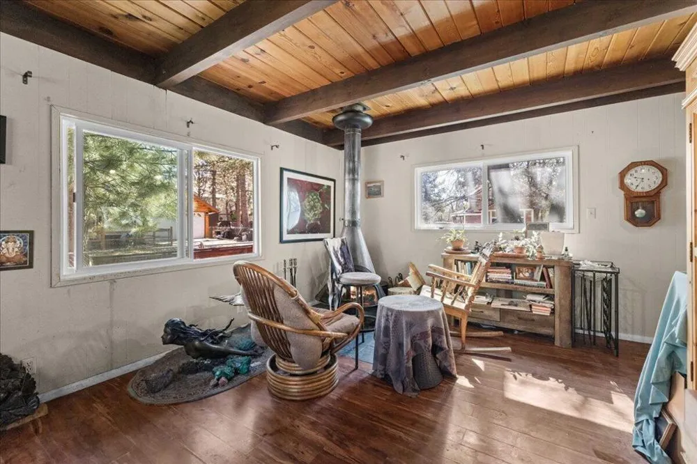 566 Santa Barbara Avenue Sugarloaf, CA 92386