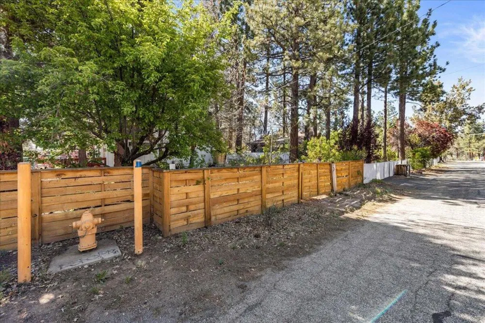 566 Santa Barbara Avenue Sugarloaf, CA 92386