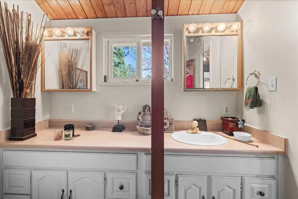 566 Santa Barbara Avenue Sugarloaf, CA 92386