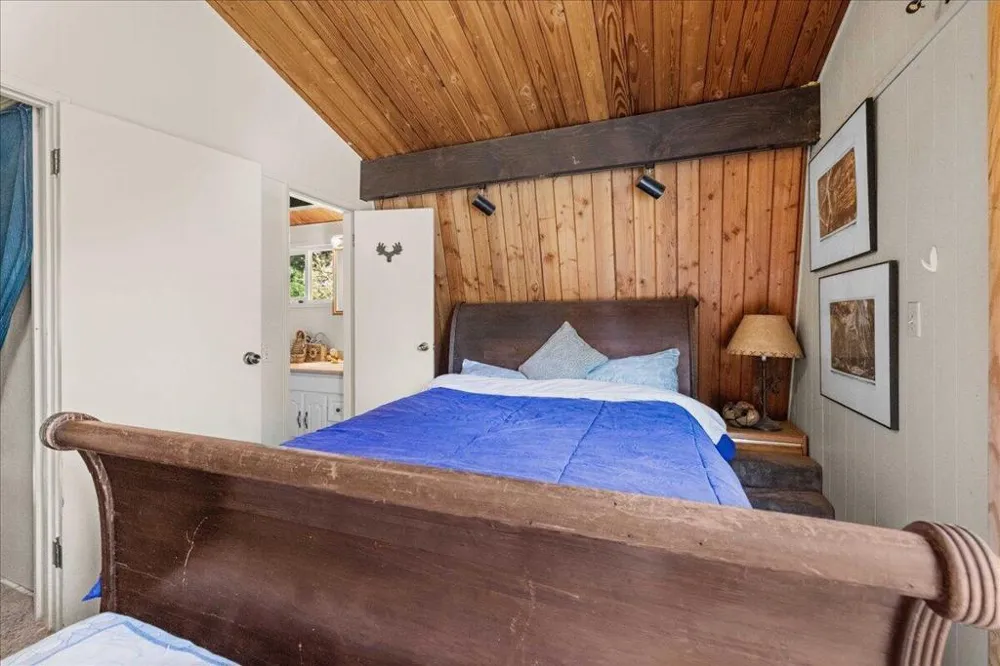 566 Santa Barbara Avenue Sugarloaf, CA 92386