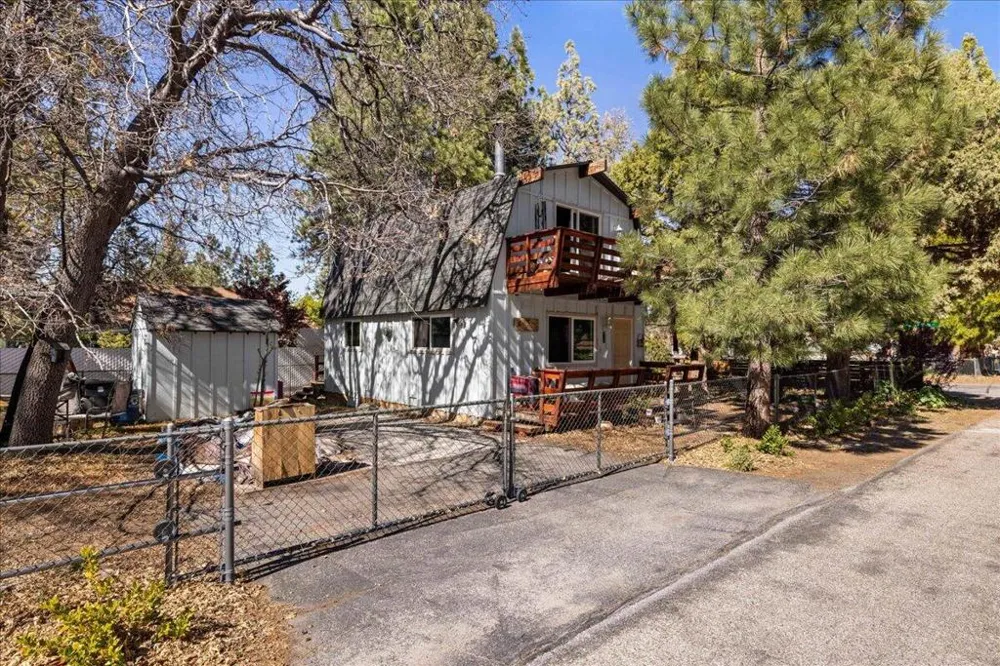 566 Santa Barbara Avenue Sugarloaf, CA 92386