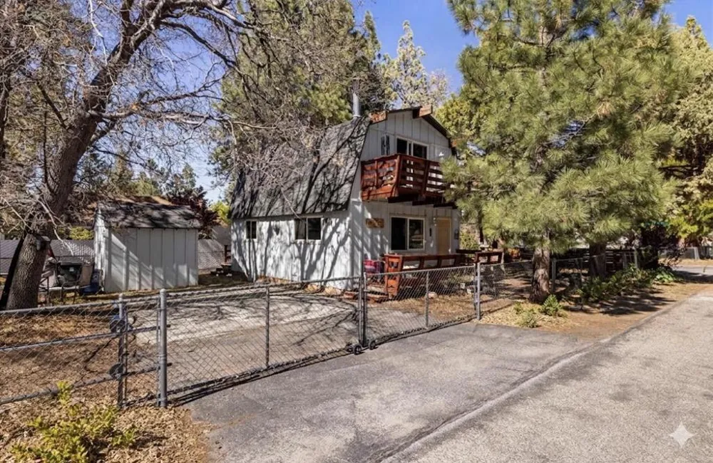 566 Santa Barbara Avenue Sugarloaf, CA 92386
