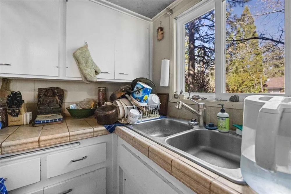 566 Santa Barbara Avenue Sugarloaf, CA 92386