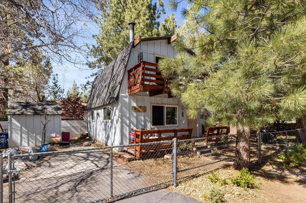 566 Santa Barbara Avenue Sugarloaf, CA 92386