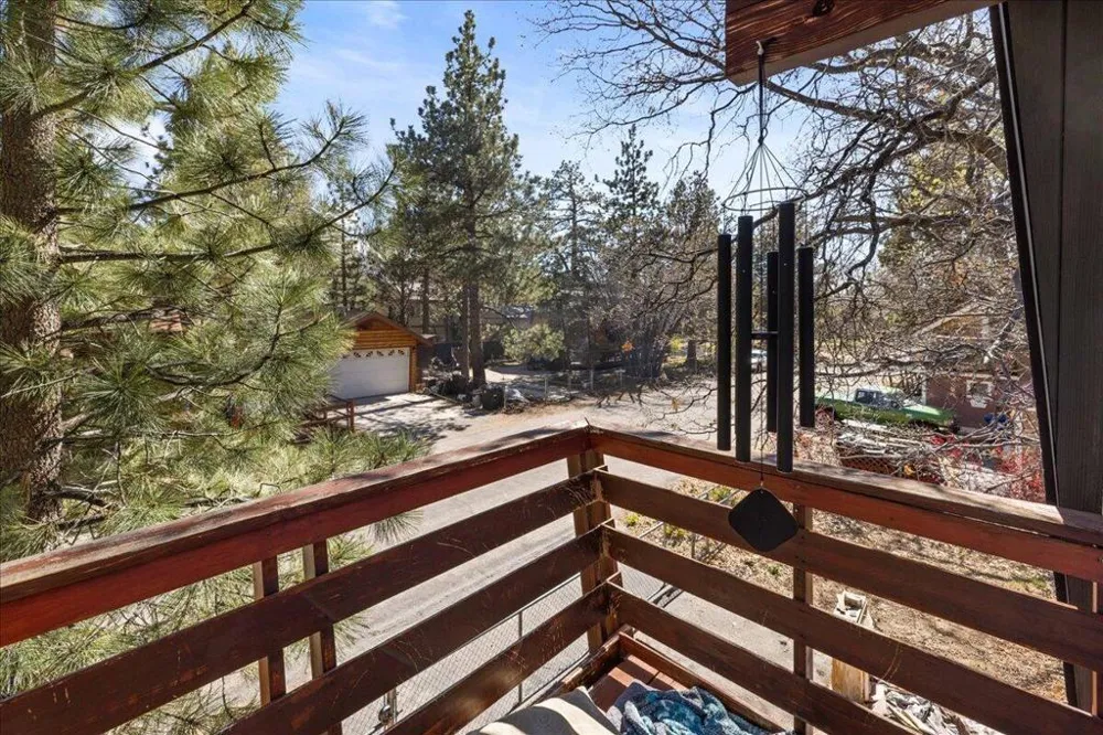 566 Santa Barbara Avenue Sugarloaf, CA 92386
