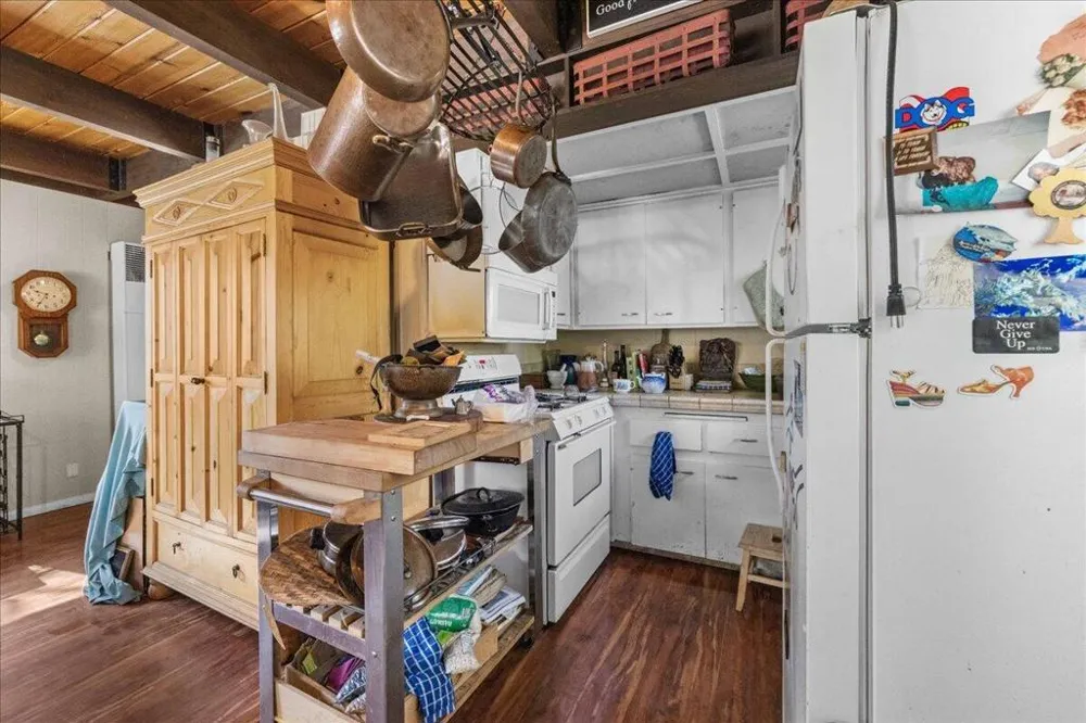 566 Santa Barbara Avenue Sugarloaf, CA 92386