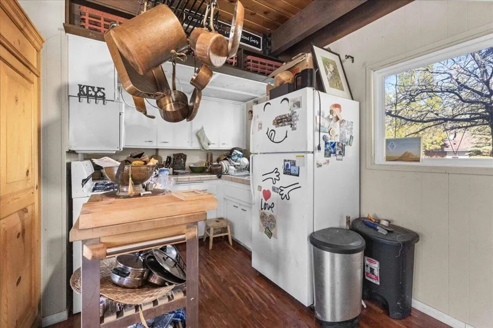 566 Santa Barbara Avenue Sugarloaf, CA 92386