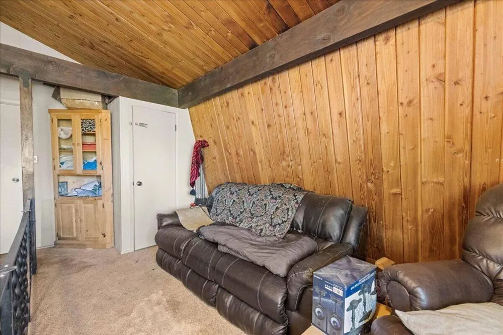 566 Santa Barbara Avenue Sugarloaf, CA 92386