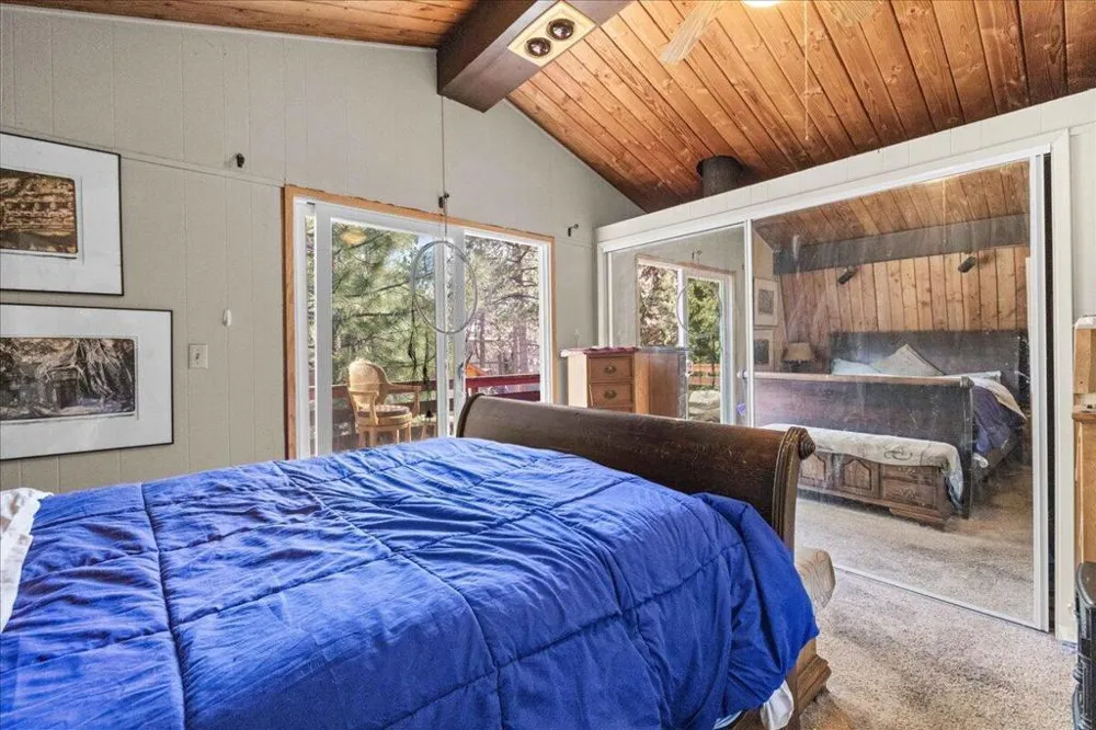 566 Santa Barbara Avenue Sugarloaf, CA 92386