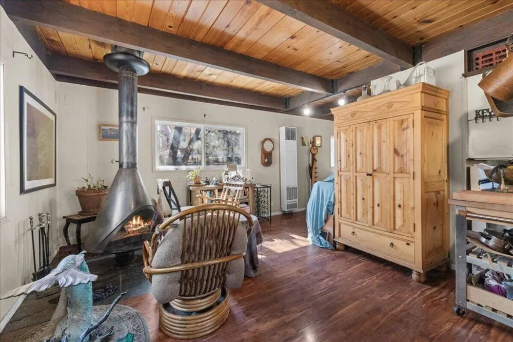 566 Santa Barbara Avenue Sugarloaf, CA 92386