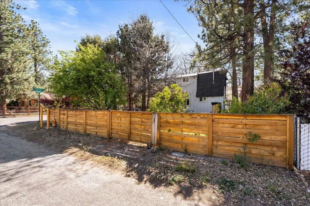 566 Santa Barbara Avenue Sugarloaf, CA 92386