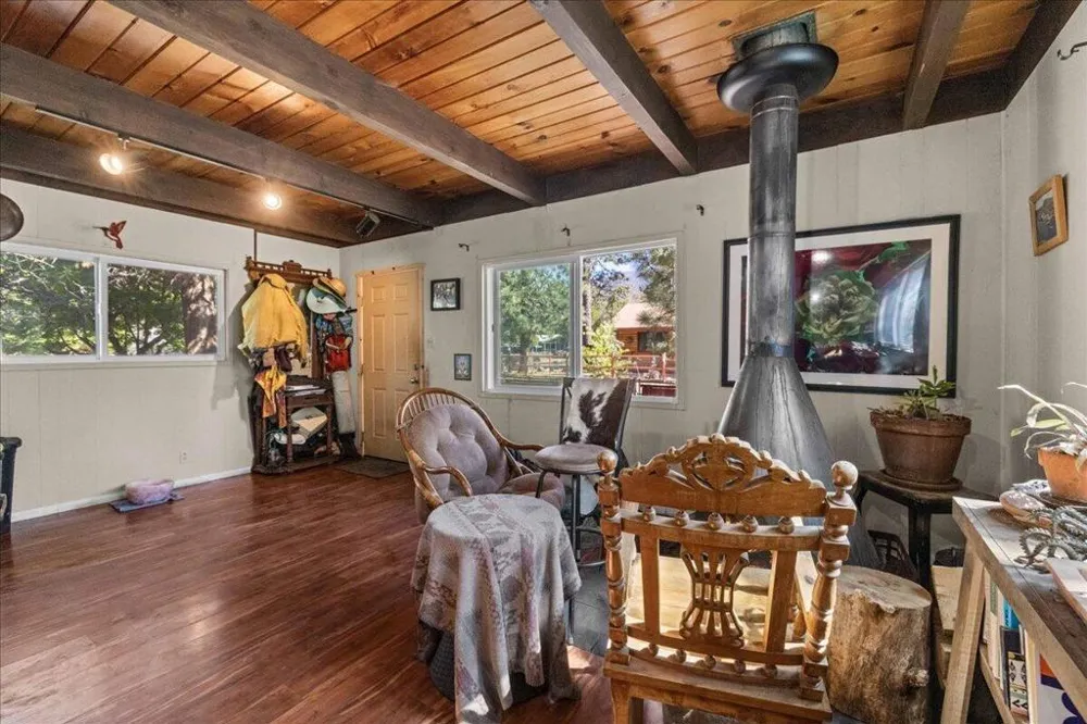 566 Santa Barbara Avenue Sugarloaf, CA 92386
