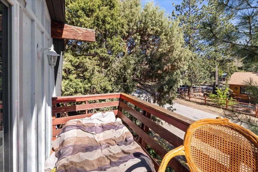 566 Santa Barbara Avenue Sugarloaf, CA 92386