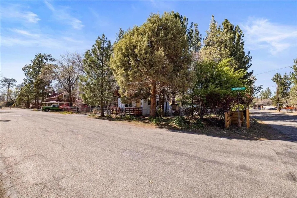 566 Santa Barbara Avenue Sugarloaf, CA 92386