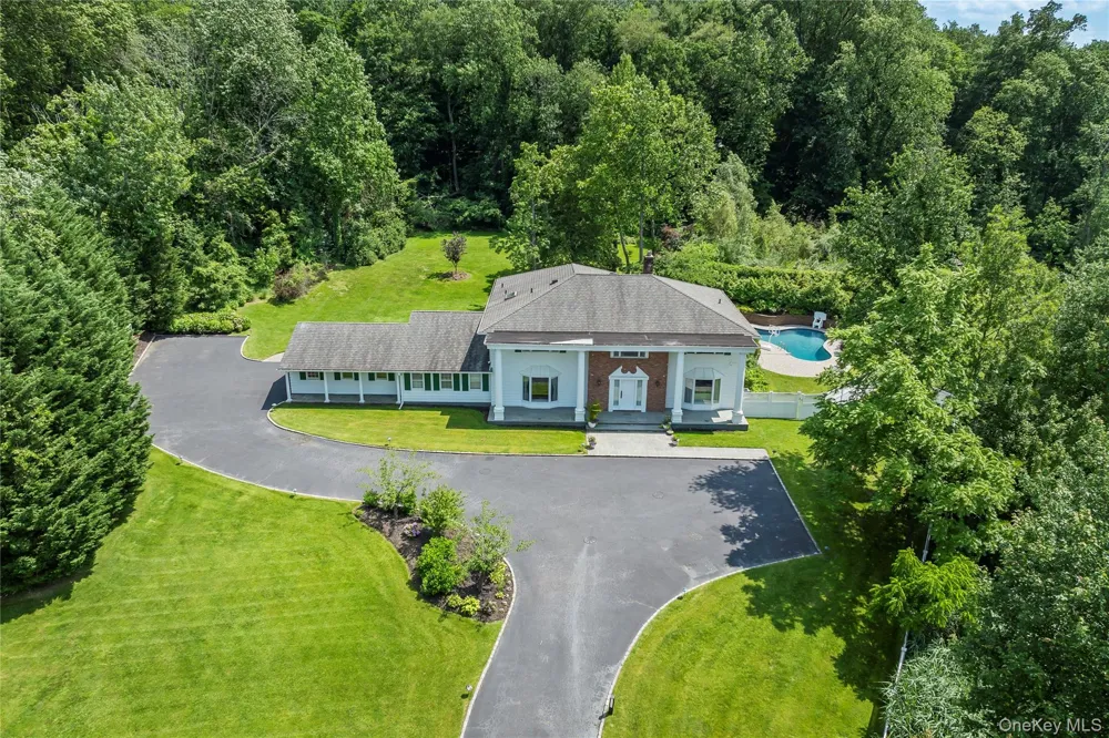 25 Montrose Court Roslyn Harbor, NY 11576