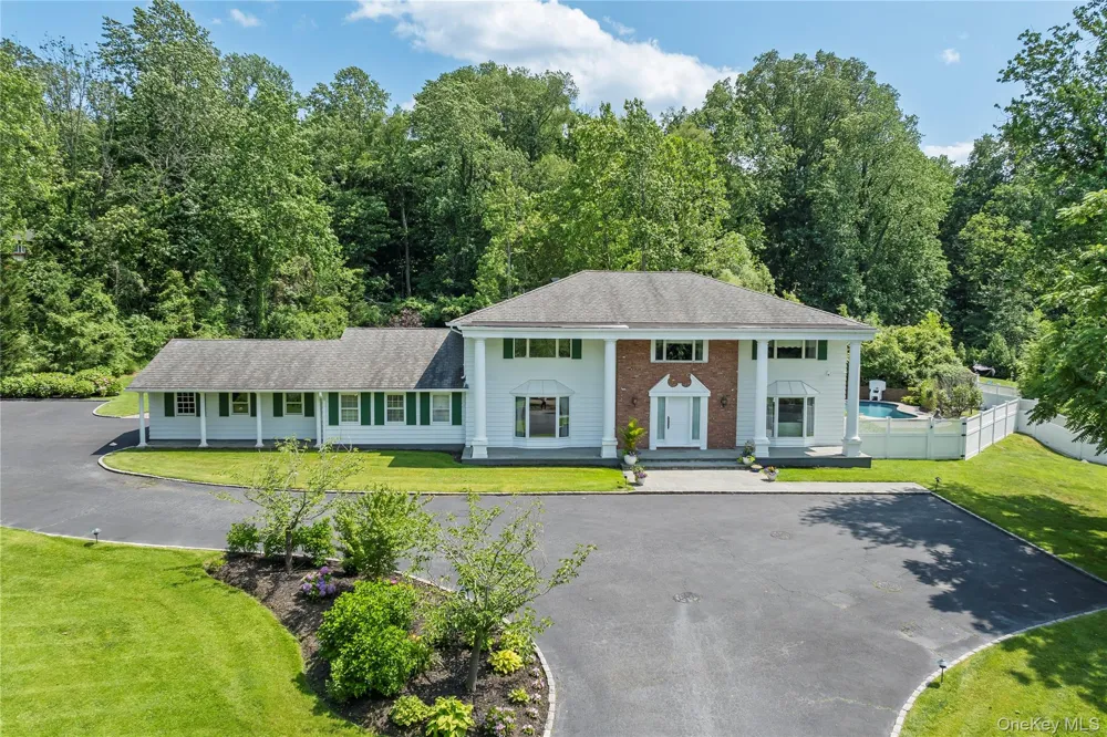 25 Montrose Court Roslyn Harbor, NY 11576