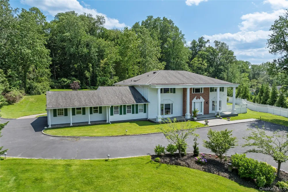 25 Montrose Court Roslyn Harbor, NY 11576