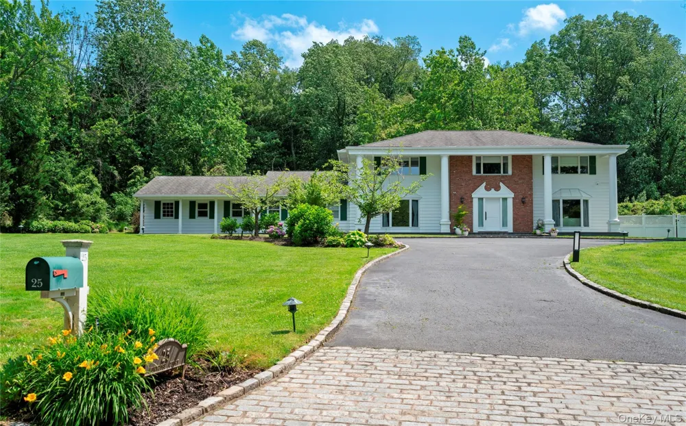 25 Montrose Court Roslyn Harbor, NY 11576