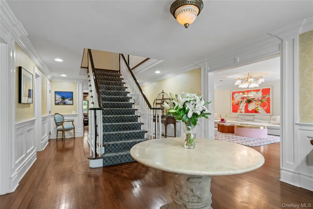 25 Montrose Court Roslyn Harbor, NY 11576