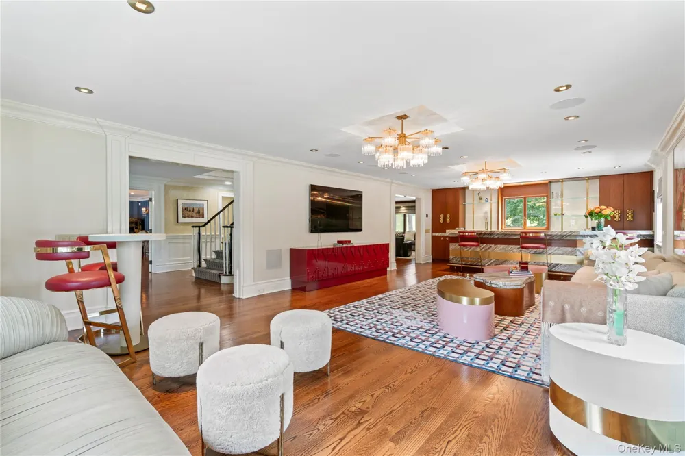 25 Montrose Court Roslyn Harbor, NY 11576