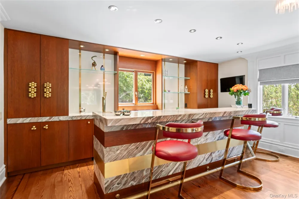 25 Montrose Court Roslyn Harbor, NY 11576