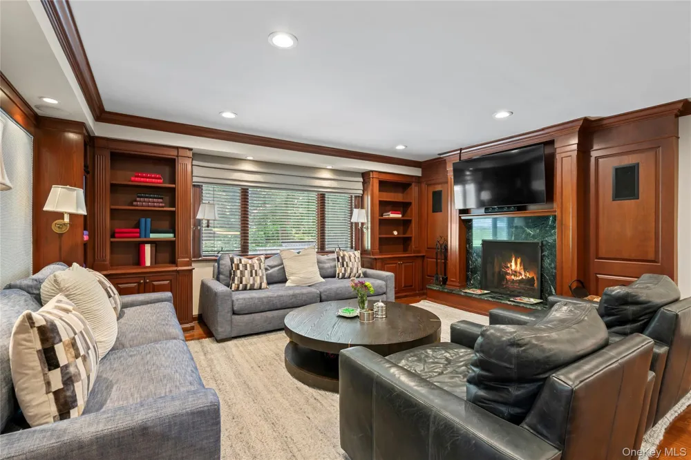 25 Montrose Court Roslyn Harbor, NY 11576