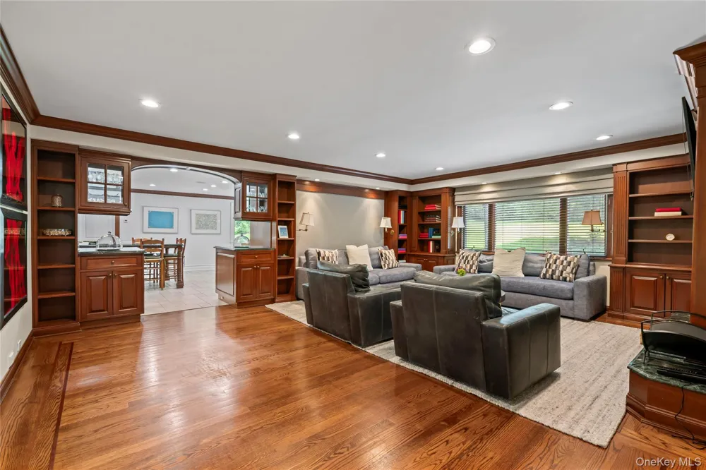25 Montrose Court Roslyn Harbor, NY 11576