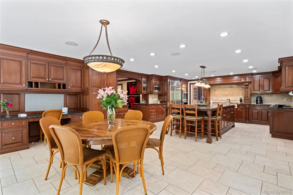 25 Montrose Court Roslyn Harbor, NY 11576