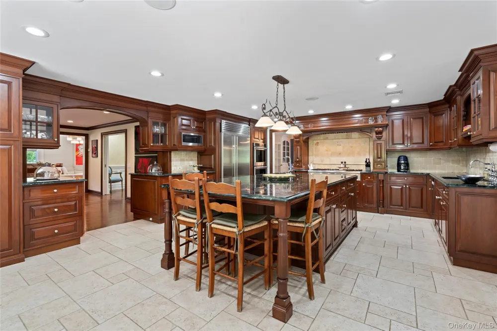 25 Montrose Court Roslyn Harbor, NY 11576