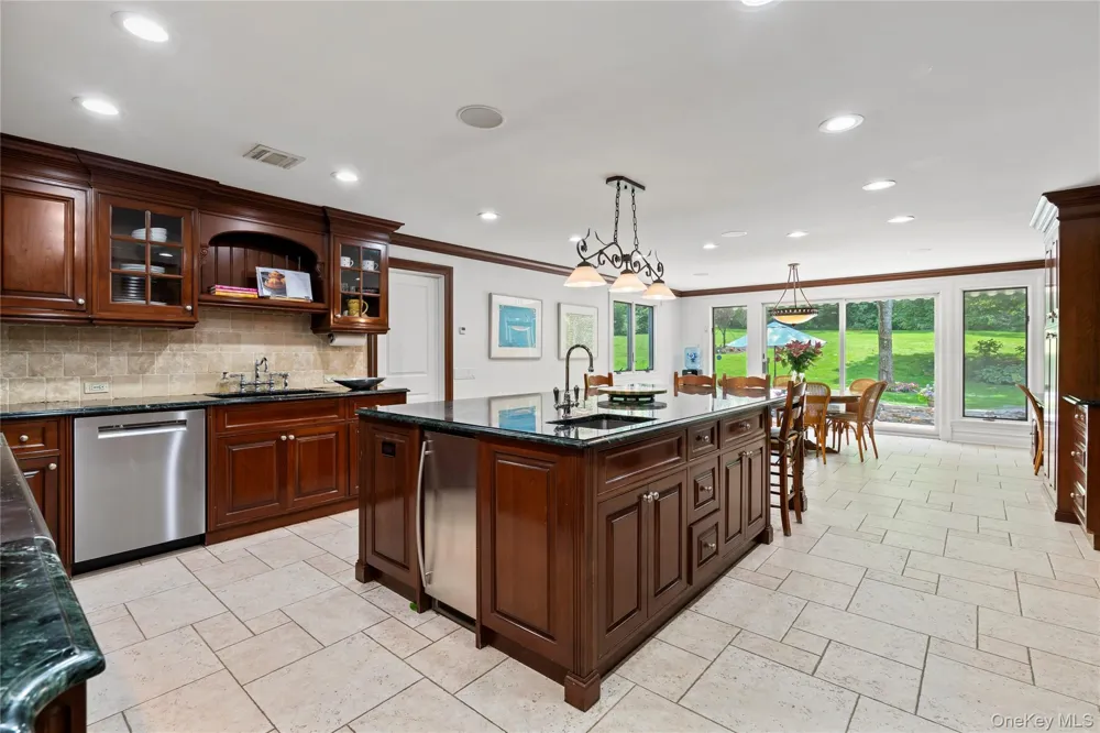 25 Montrose Court Roslyn Harbor, NY 11576