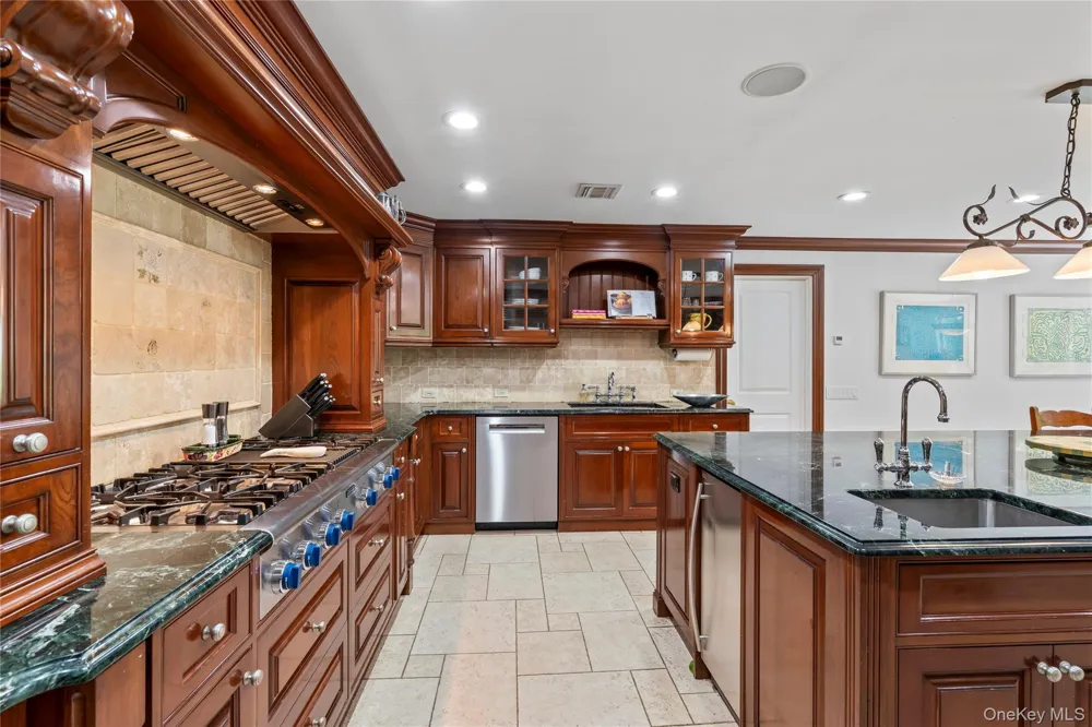 25 Montrose Court Roslyn Harbor, NY 11576