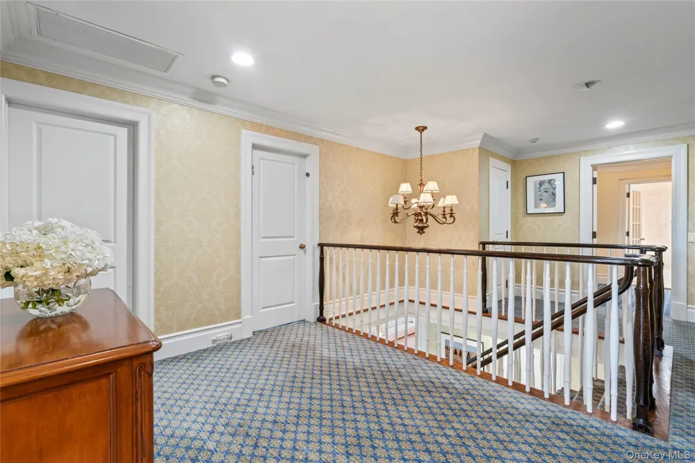 25 Montrose Court Roslyn Harbor, NY 11576