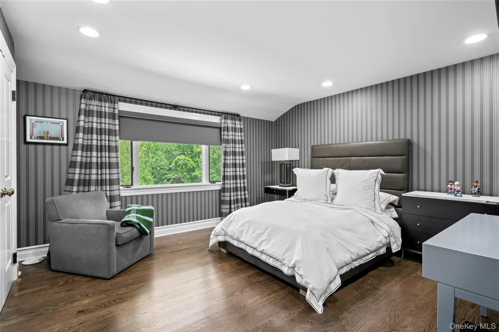 25 Montrose Court Roslyn Harbor, NY 11576