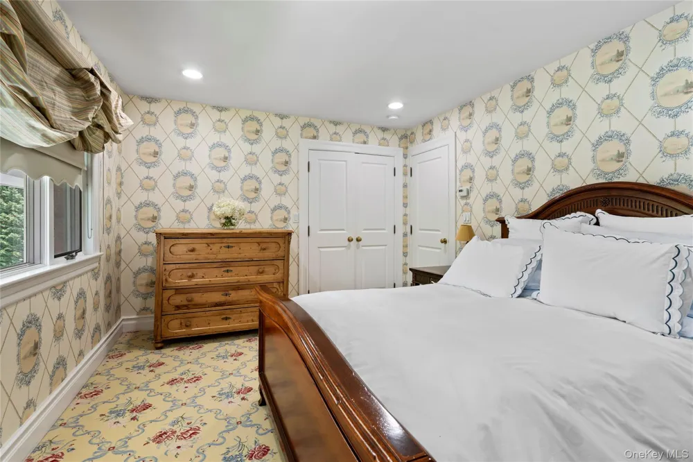 25 Montrose Court Roslyn Harbor, NY 11576