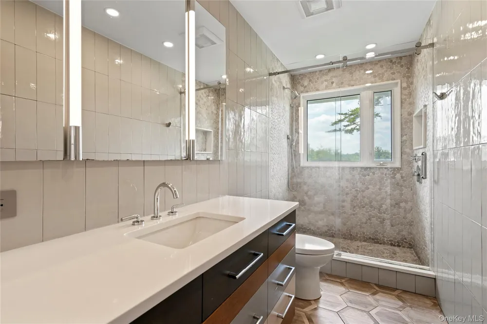 25 Montrose Court Roslyn Harbor, NY 11576