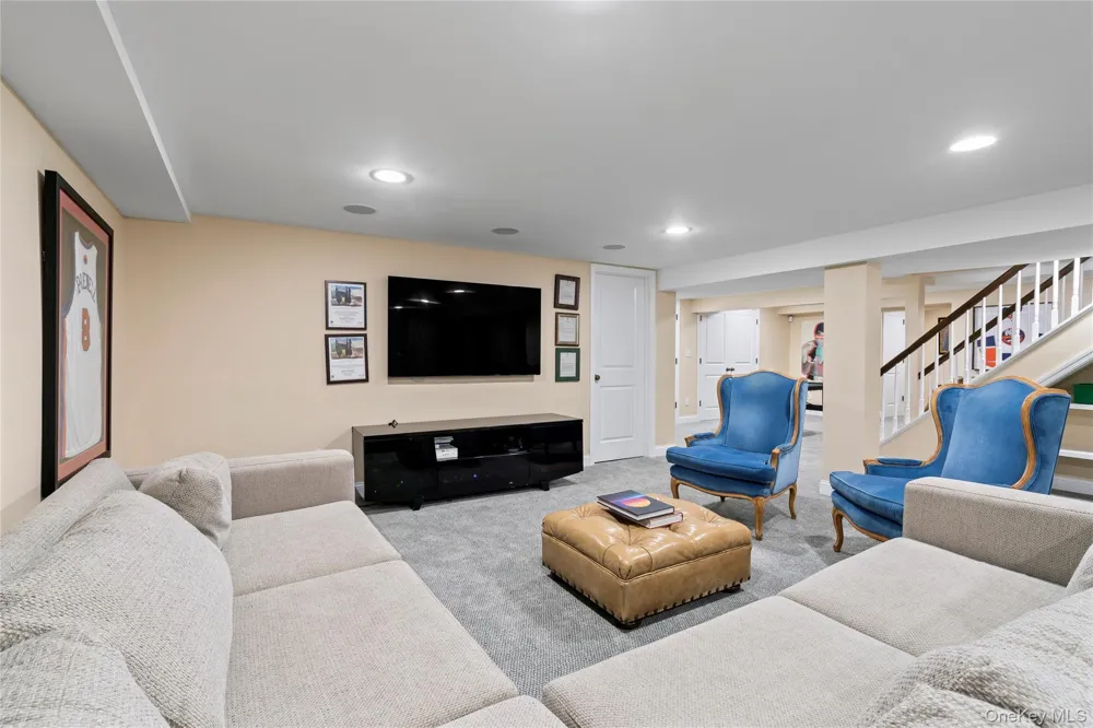 25 Montrose Court Roslyn Harbor, NY 11576