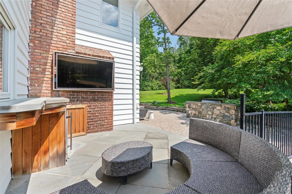 25 Montrose Court Roslyn Harbor, NY 11576