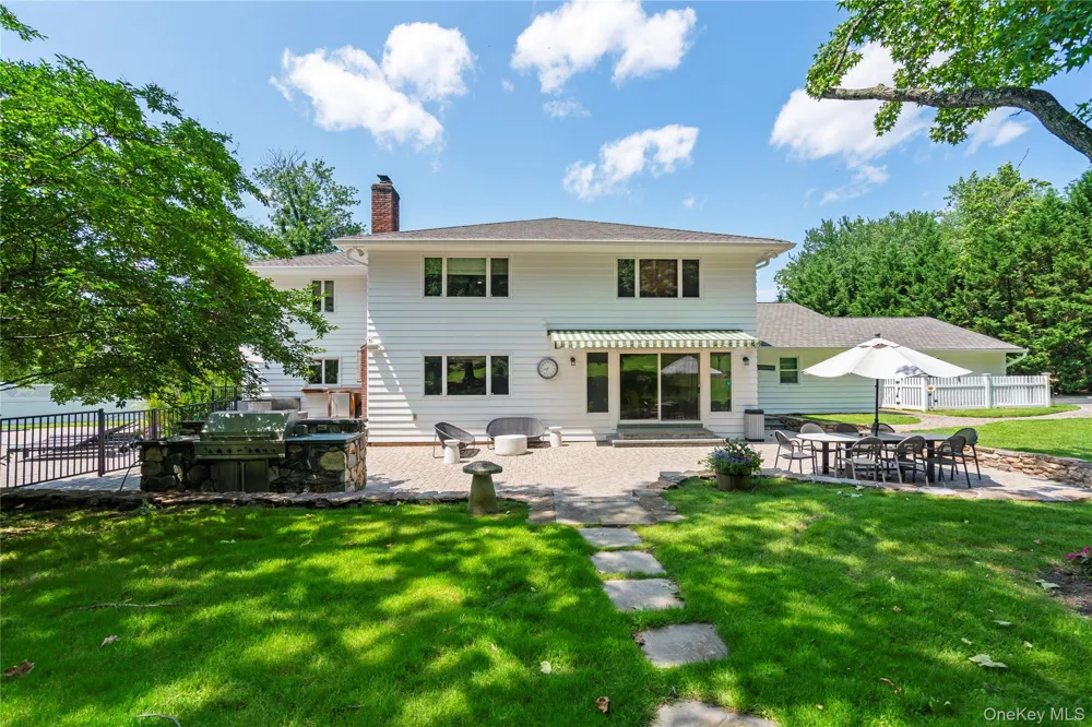 25 Montrose Court Roslyn Harbor, NY 11576