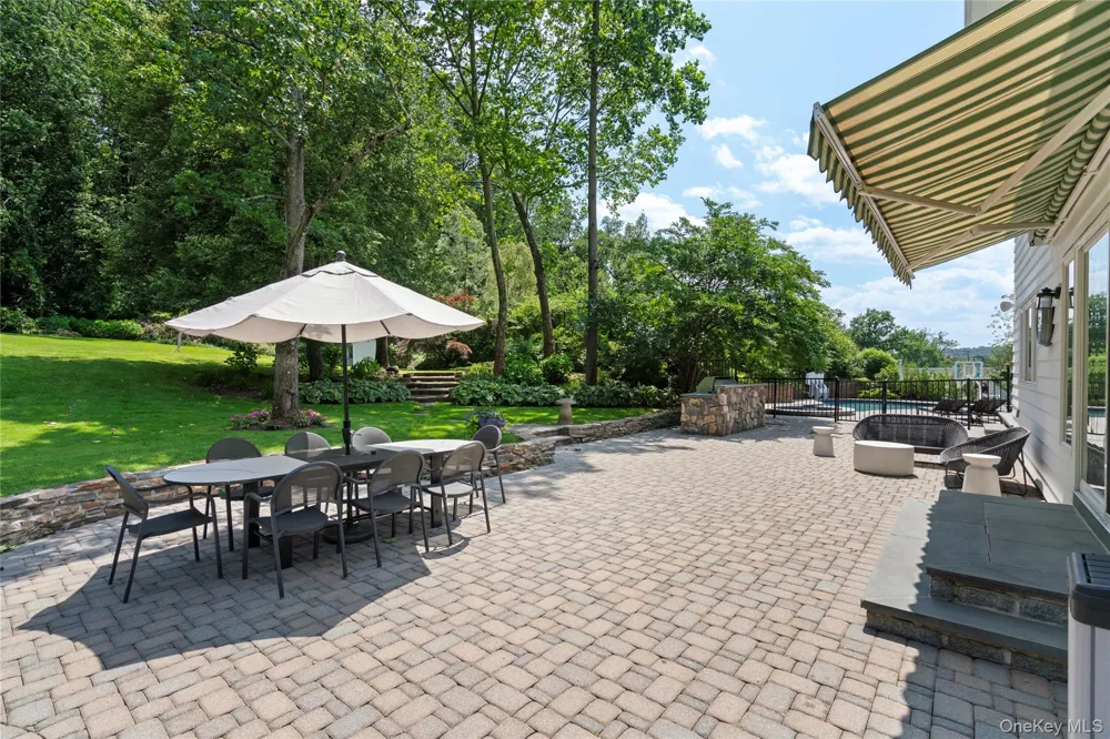 25 Montrose Court Roslyn Harbor, NY 11576